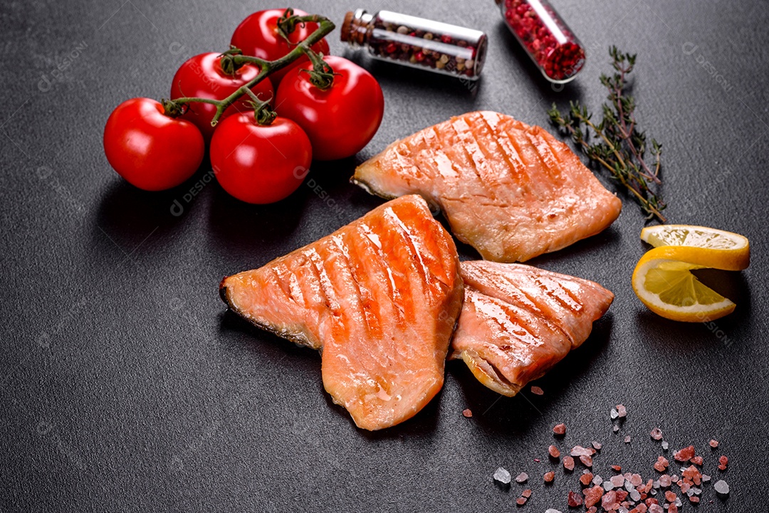 Saboroso carvão ártico de peixe vermelho fresco assado em uma grelha. Fonte de ômega, alimento saudável