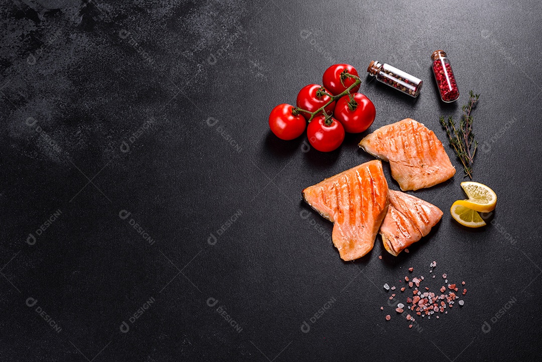 Saboroso carvão ártico de peixe vermelho fresco assado em uma grelha. Fonte de ômega, alimento saudável