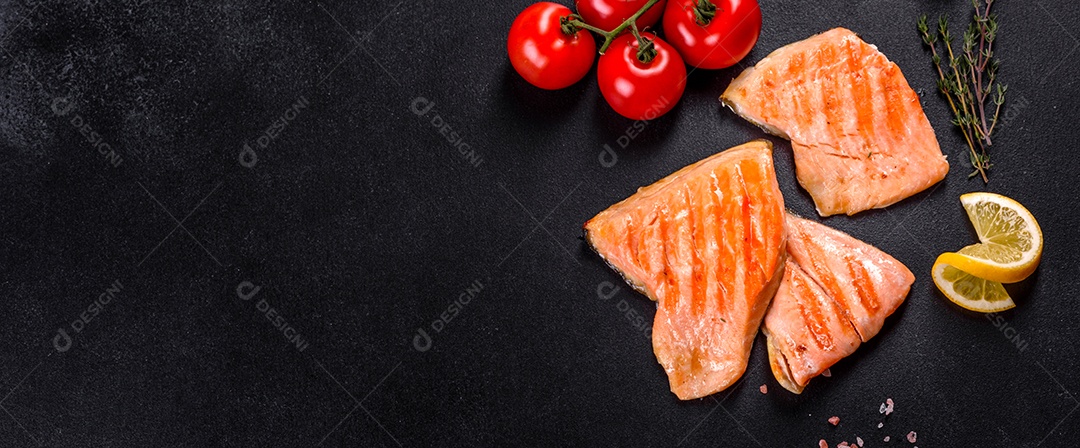 Saboroso carvão ártico de peixe vermelho fresco assado em uma grelha. Fonte de ômega, alimento saudável