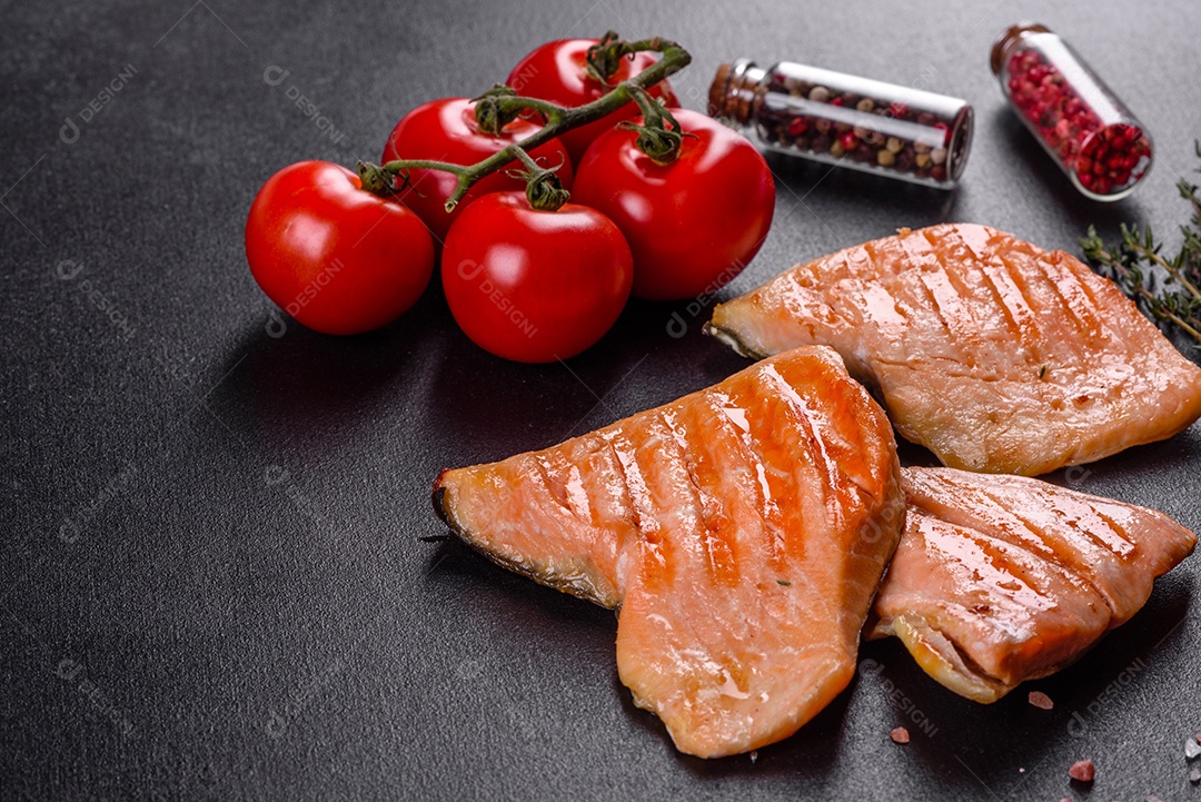 Saboroso carvão ártico de peixe vermelho fresco assado em uma grelha. Fonte de ômega, alimento saudável
