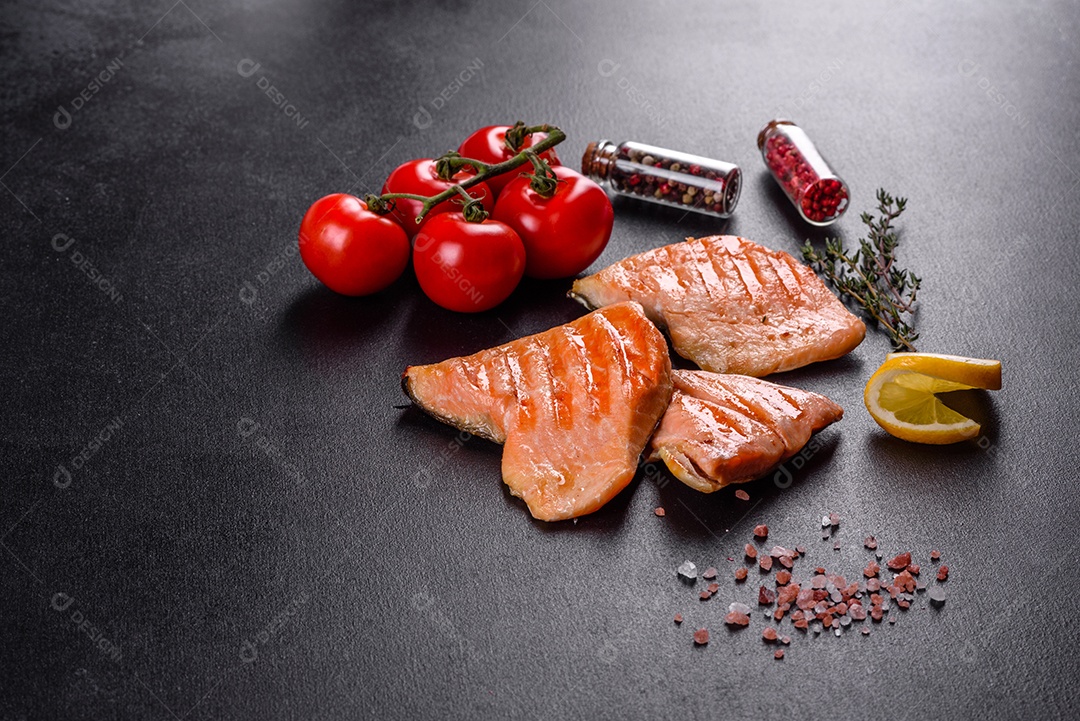 Saboroso carvão ártico de peixe vermelho fresco assado em uma grelha. Fonte de ômega, alimento saudável