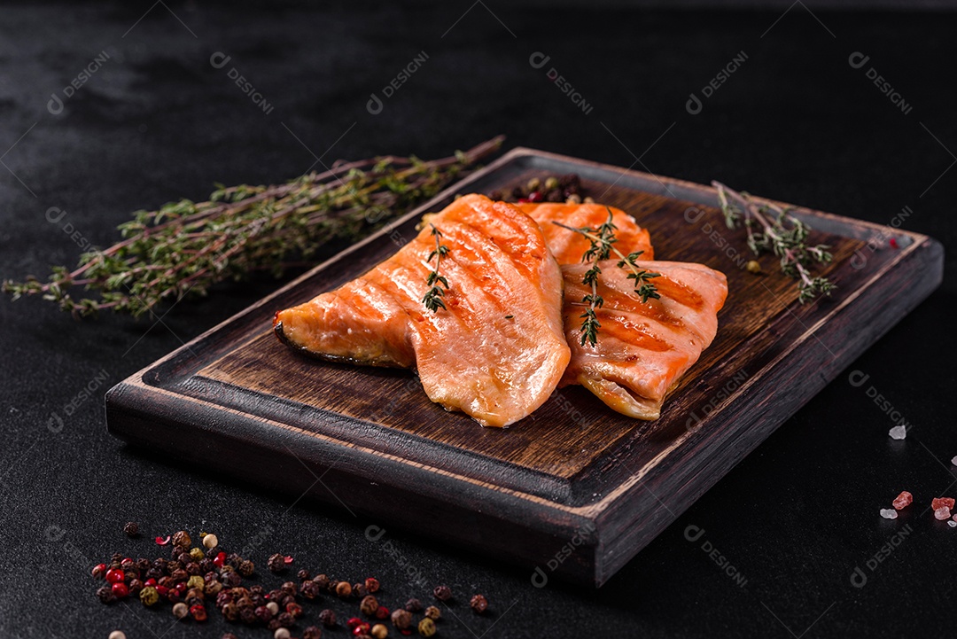 Saboroso carvão ártico de peixe vermelho fresco assado em uma grelha. Fonte de ômega, alimento saudável