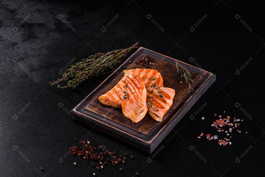 Saboroso carvão ártico de peixe vermelho fresco assado em uma grelha. Fonte de ômega, alimento saudável