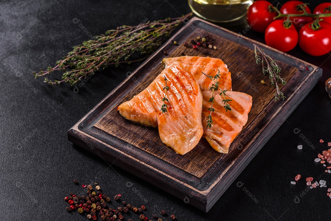 Saboroso carvão ártico de peixe vermelho fresco assado em uma grelha. Fonte de ômega, alimento saudável