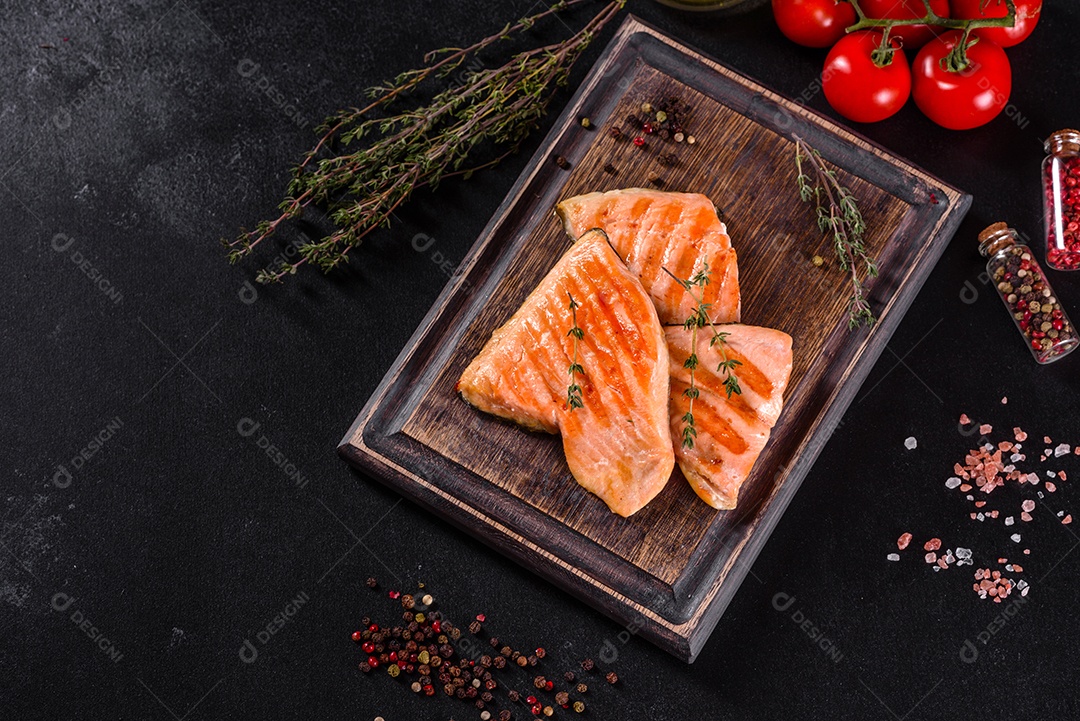 Saboroso carvão ártico de peixe vermelho fresco assado em uma grelha. Fonte de ômega, alimento saudável