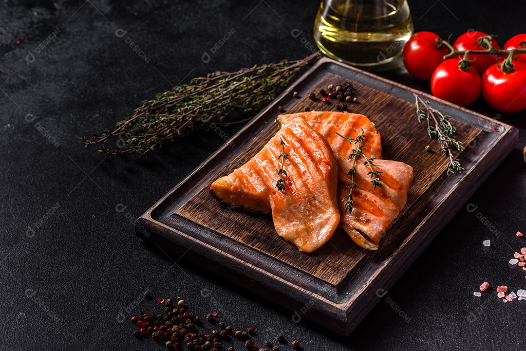 Saboroso carvão ártico de peixe vermelho fresco assado em uma grelha. Fonte de ômega, alimento saudável