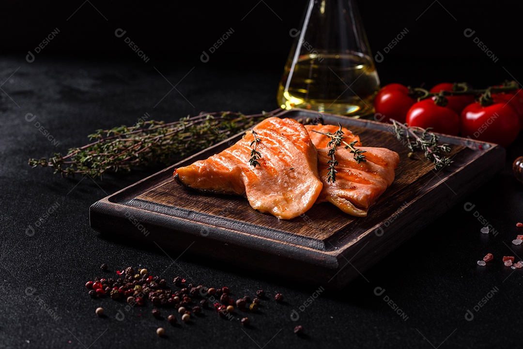 Saboroso carvão ártico de peixe vermelho fresco assado em uma grelha. Fonte de ômega, alimento saudável