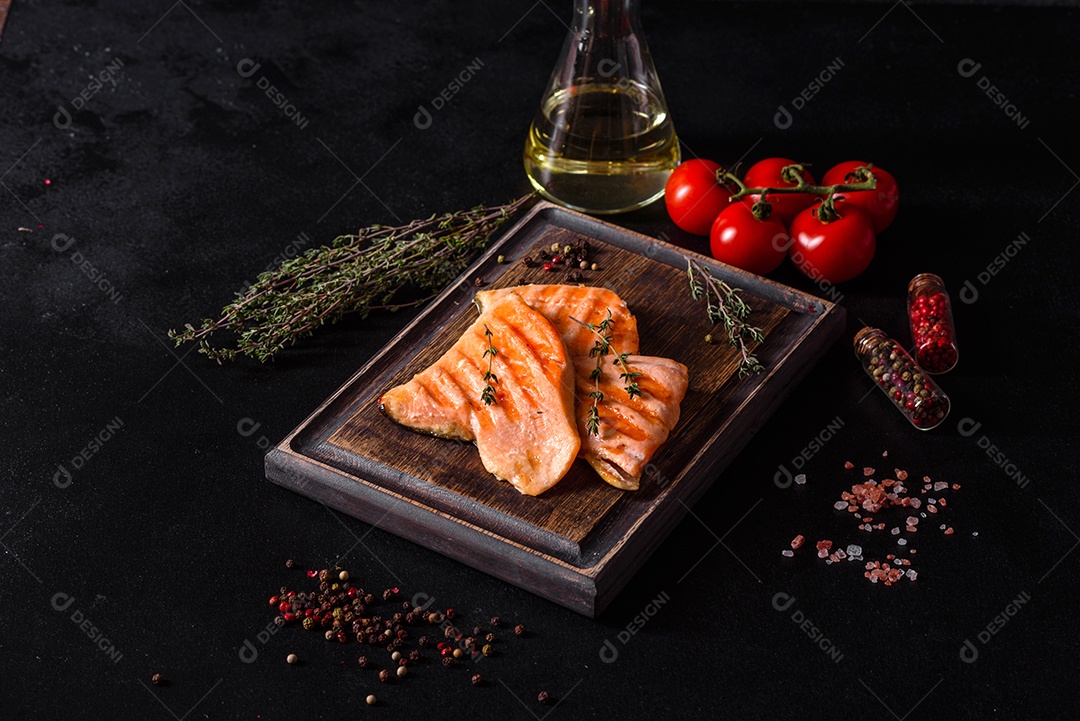 Saboroso carvão ártico de peixe vermelho fresco assado em uma grelha. Fonte de ômega, alimento saudável