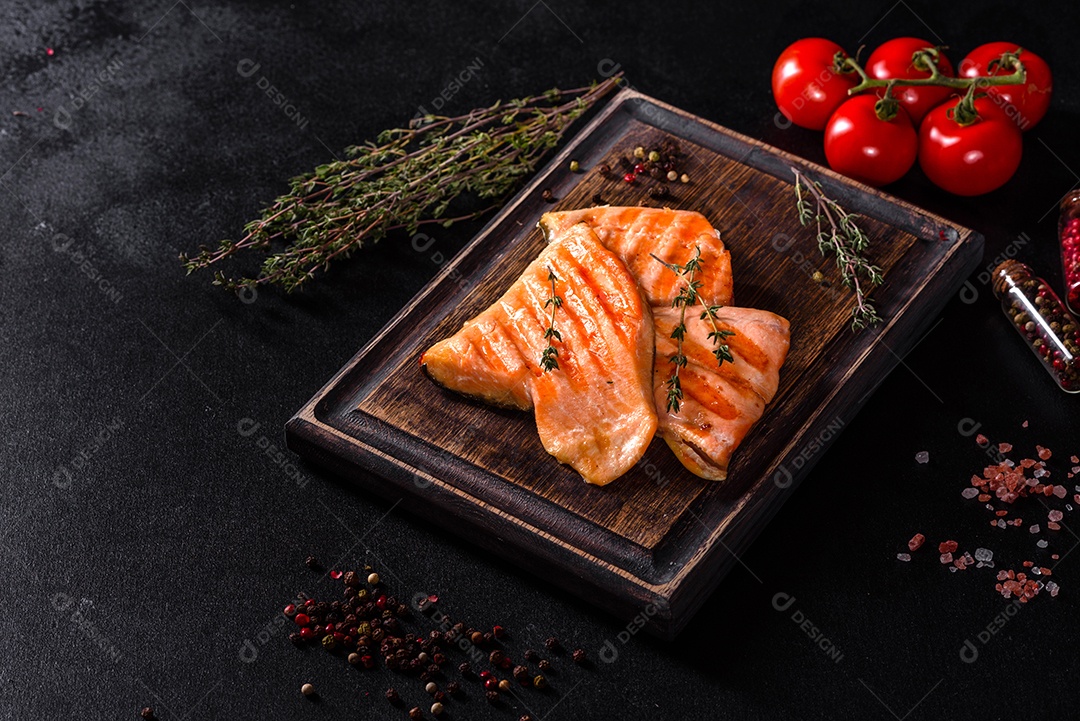 Saboroso carvão ártico de peixe vermelho fresco assado em uma grelha. Fonte de ômega, alimento saudável