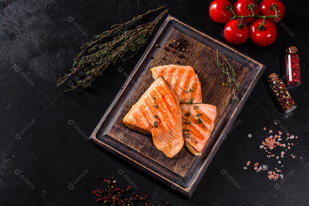 Saboroso carvão ártico de peixe vermelho fresco assado em uma grelha. Fonte de ômega, alimento saudável