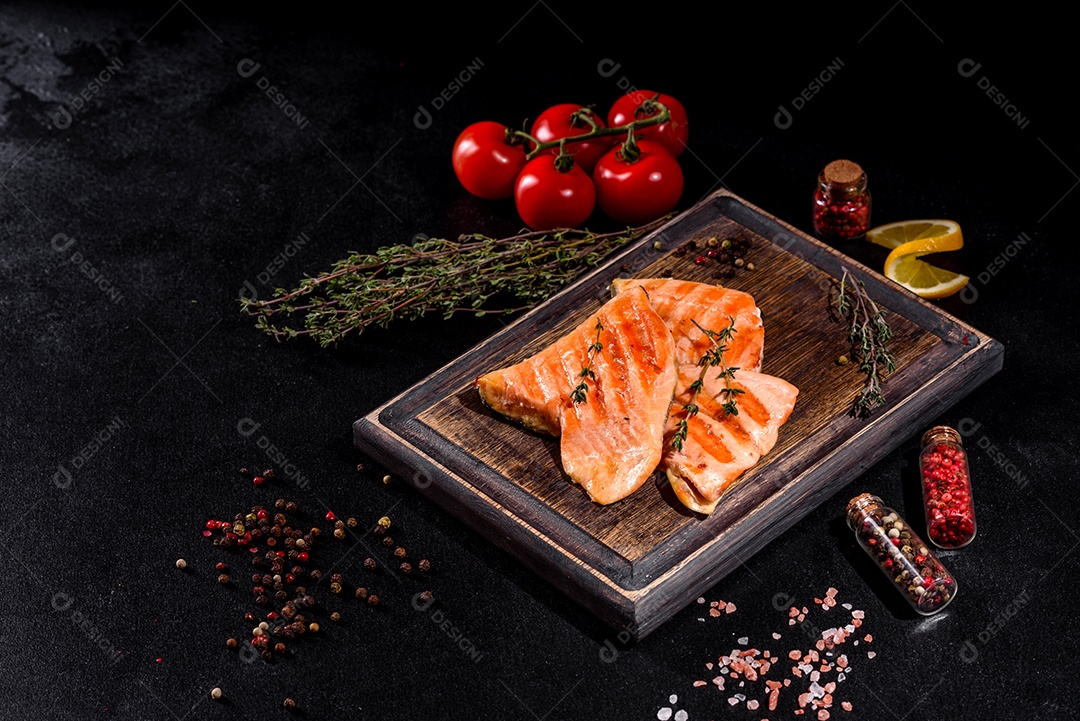 Saboroso carvão ártico de peixe vermelho fresco assado em uma grelha. Fonte de ômega, alimento saudável