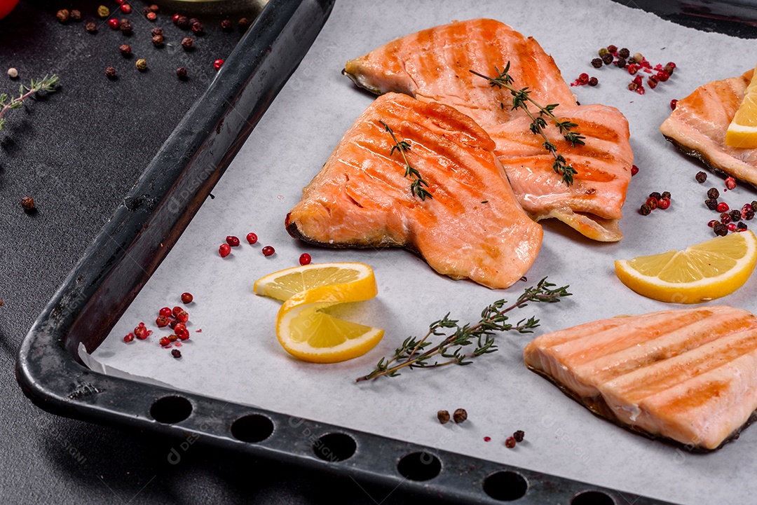 Saboroso carvão ártico de peixe vermelho fresco assado em uma grelha. Fonte de ômega, alimento saudável