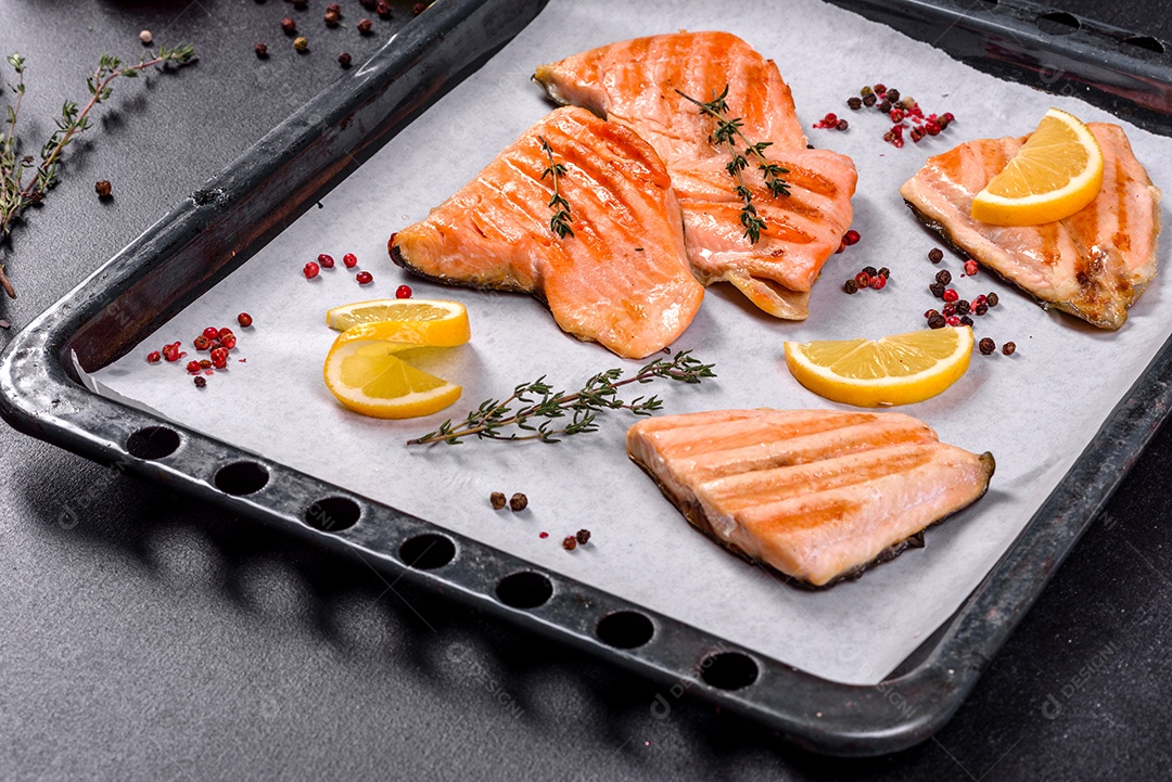 Saboroso carvão ártico de peixe vermelho fresco assado em uma grelha. Fonte de ômega, alimento saudável