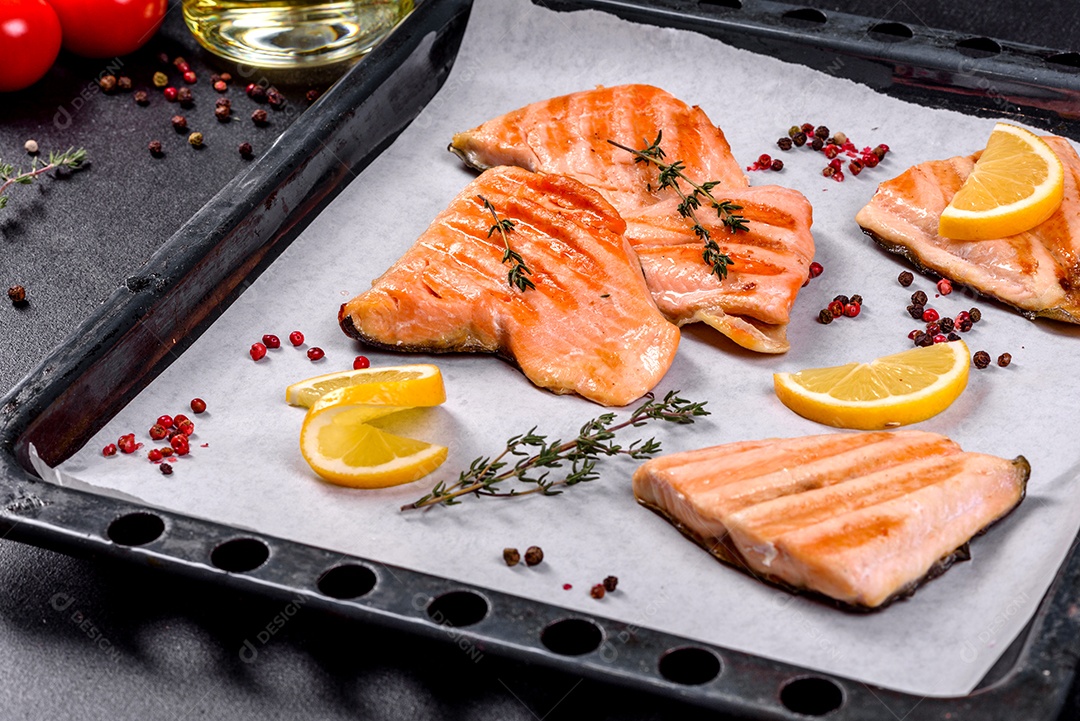 Saboroso carvão ártico de peixe vermelho fresco assado em uma grelha. Fonte de ômega, alimento saudável