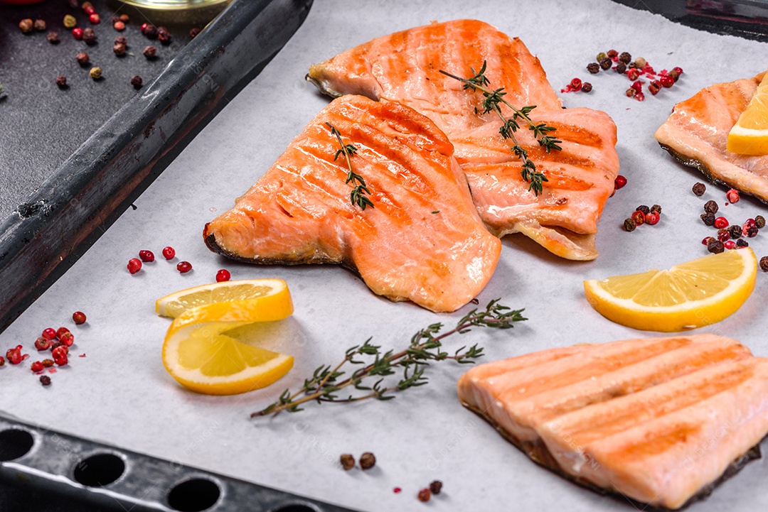 Saboroso carvão ártico de peixe vermelho fresco assado em uma grelha. Fonte de ômega, alimento saudável