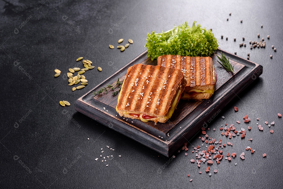 Deliciosa torrada fresca grelhada com queijo e presunto. Sanduíches, lanche rápido