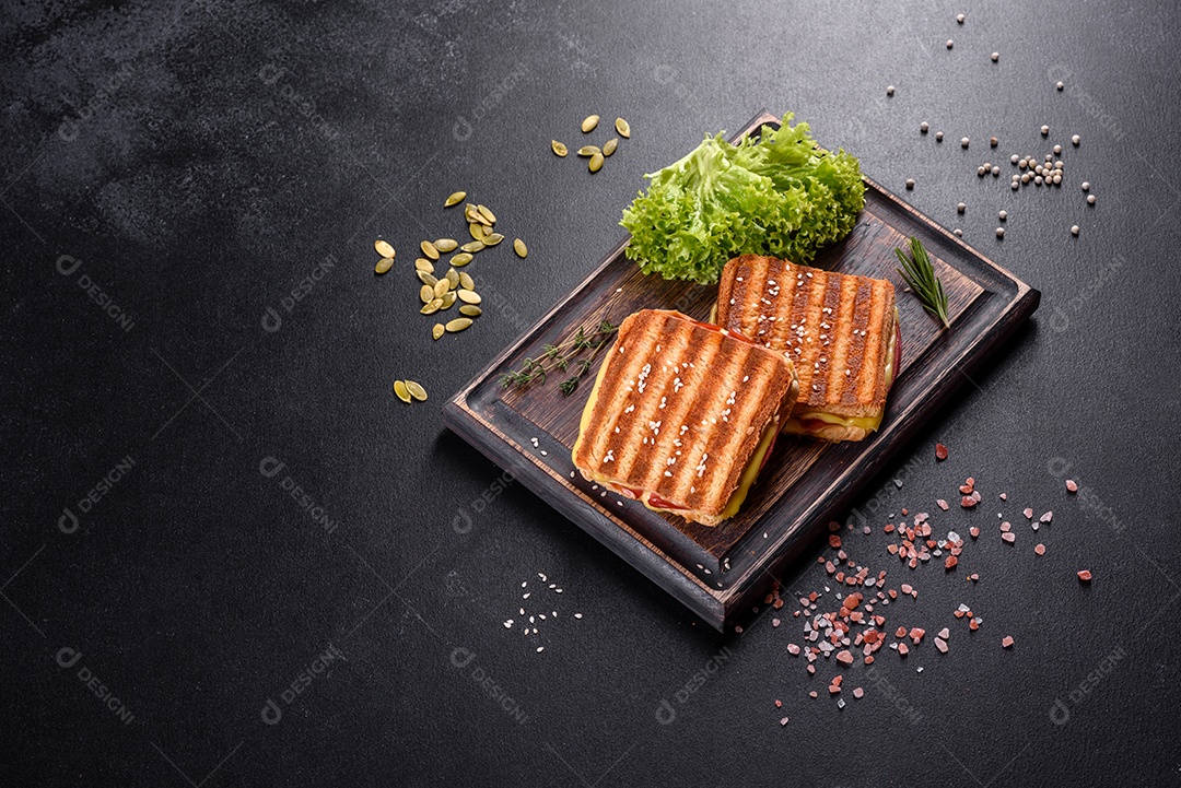 Deliciosa torrada fresca grelhada com queijo e presunto. Sanduíches, lanche rápido