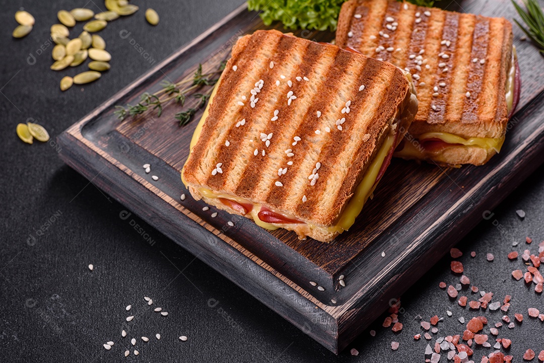 Deliciosa torrada fresca grelhada com queijo e presunto. Sanduíches, lanche rápido