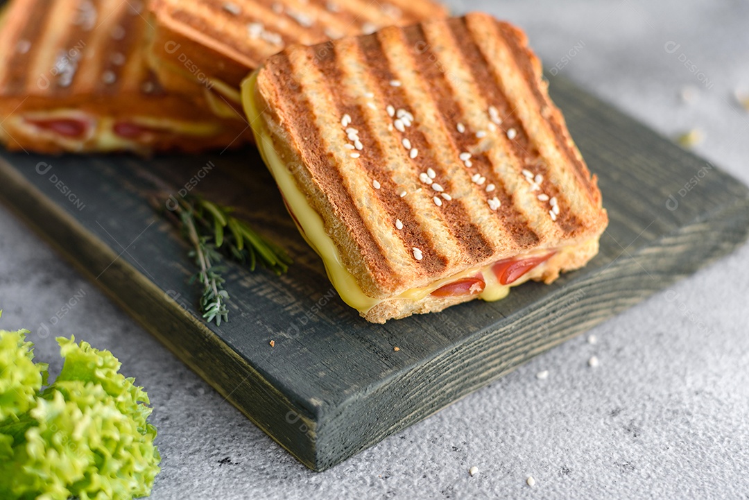 Deliciosa torrada fresca grelhada com queijo e presunto. Sanduíches, lanche rápido