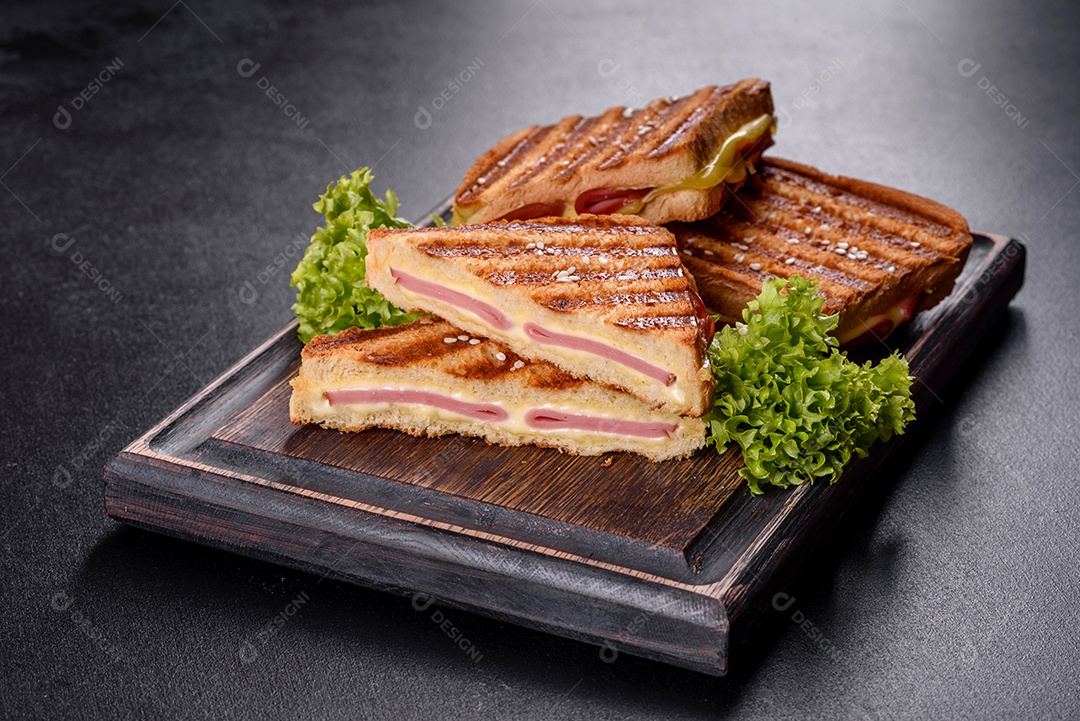 Deliciosa torrada fresca grelhada com queijo e presunto. Sanduíches, lanche rápido
