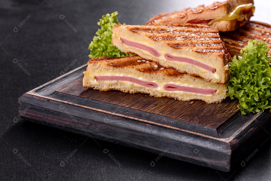 Deliciosa torrada fresca grelhada com queijo e presunto. Sanduíches, lanche rápido