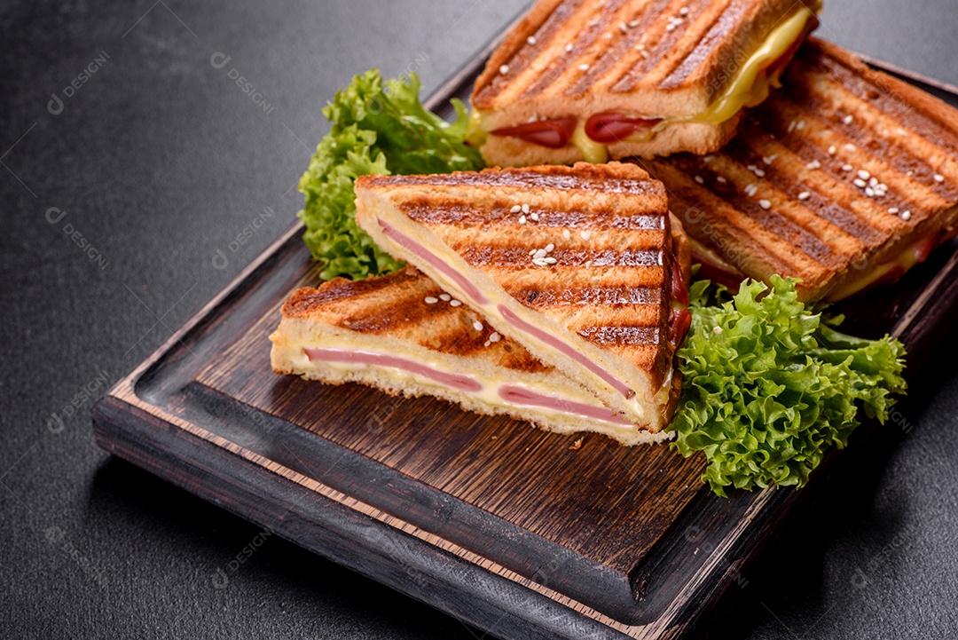 Deliciosa torrada fresca grelhada com queijo e presunto. Sanduíches, lanche rápido