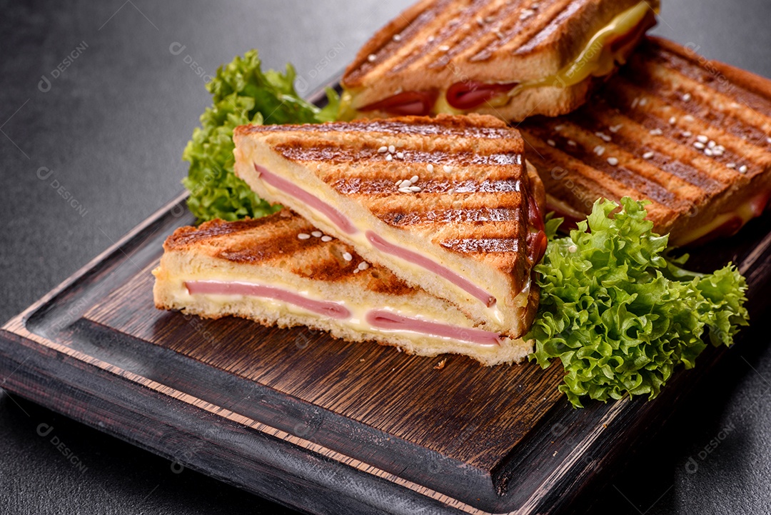 Deliciosa torrada fresca grelhada com queijo e presunto. Sanduíches, lanche rápido