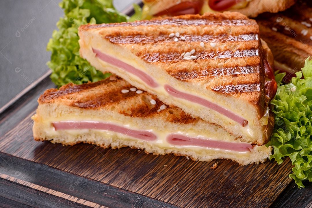 Deliciosa torrada fresca grelhada com queijo e presunto. Sanduíches, lanche rápido
