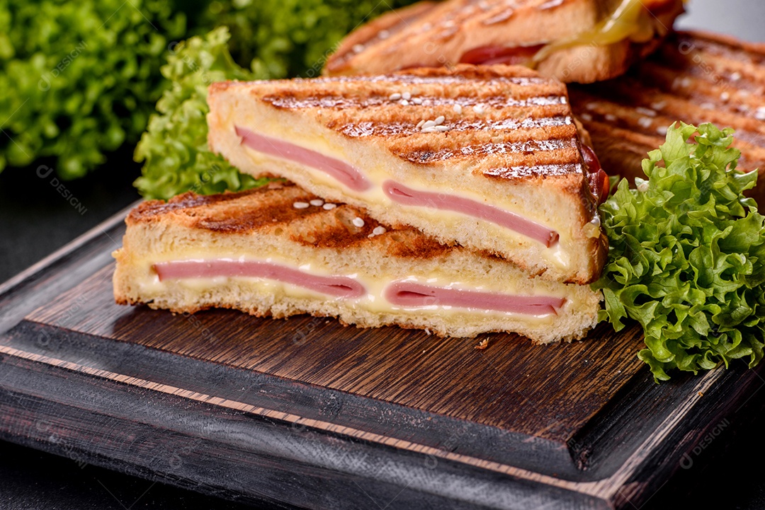 Deliciosa torrada fresca grelhada com queijo e presunto. Sanduíches, lanche rápido
