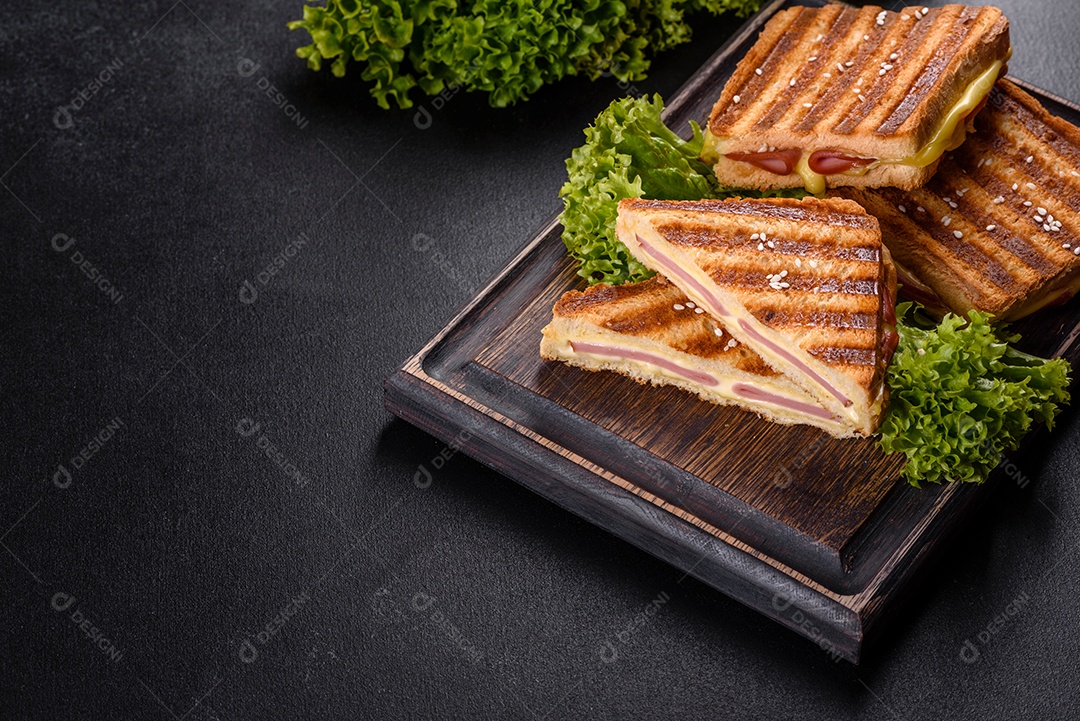 Deliciosa torrada fresca grelhada com queijo e presunto. Sanduíches, lanche rápido