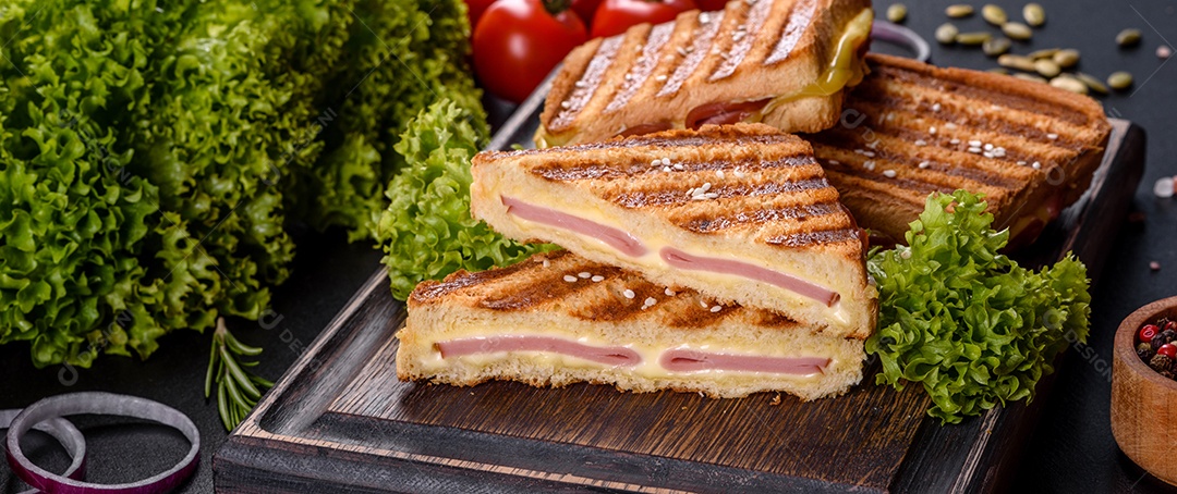 Deliciosa torrada fresca grelhada com queijo e presunto. Sanduíches, lanche rápido