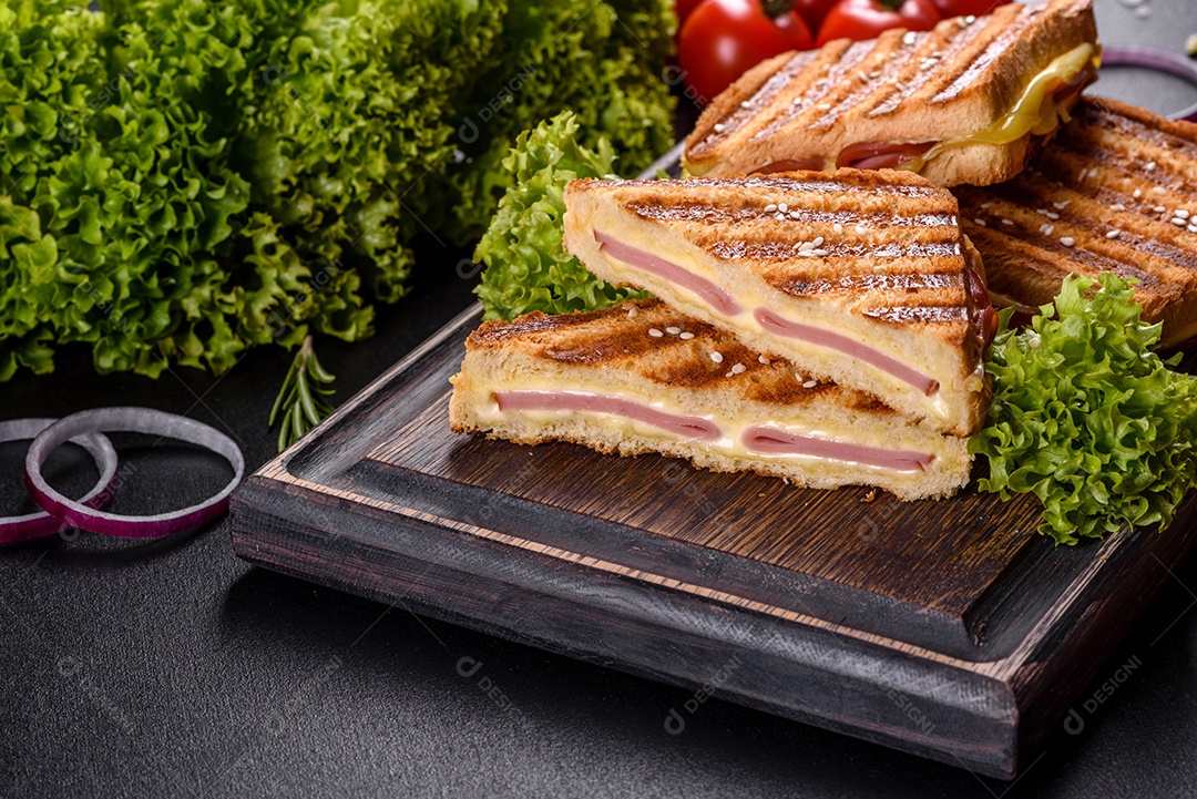 Deliciosa torrada fresca grelhada com queijo e presunto. Sanduíches, lanche rápido