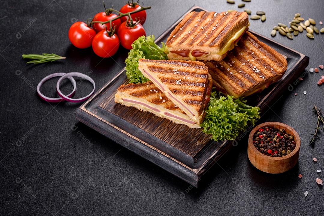 Deliciosa torrada fresca grelhada com queijo e presunto. Sanduíches, lanche rápido