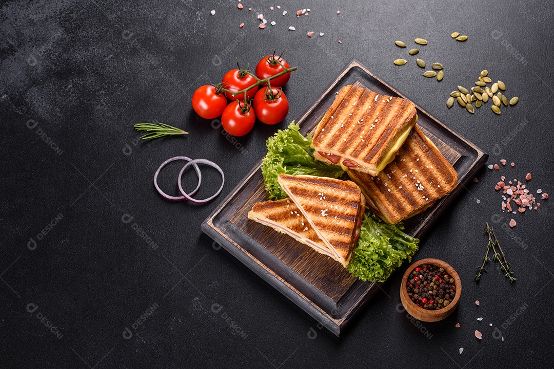 Deliciosa torrada fresca grelhada com queijo e presunto. Sanduíches, lanche rápido
