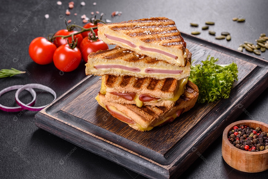 Deliciosa torrada fresca grelhada com queijo e presunto. Sanduíches, lanche rápido