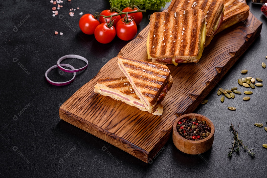 Deliciosa torrada fresca grelhada com queijo e presunto. Sanduíches, lanche rápido