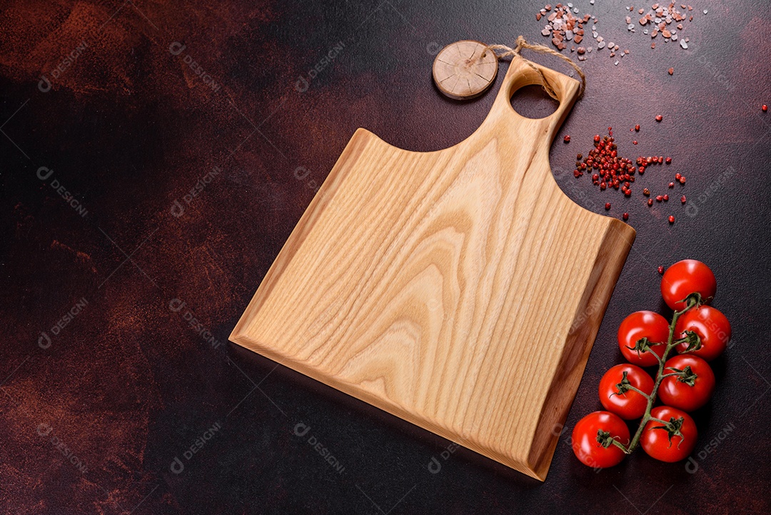 Tábua de corte com sal, especiarias e ervas sobre um fundo escuro de concreto. Cozinhar alimentos saudáveis