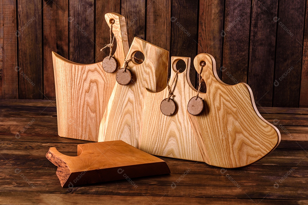 Conjunto de lindas tábuas de madeira sobre uma mesa de madeira. Cozinhando na cozinha