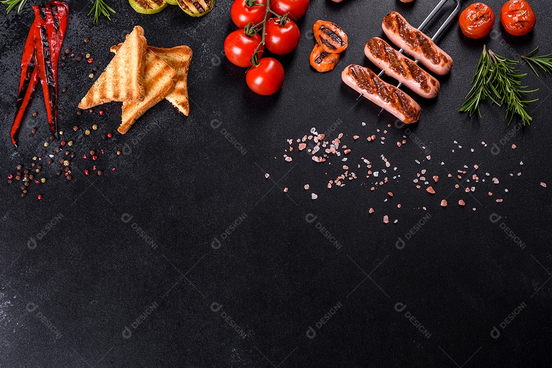 Saborosos enchidos frescos grelhados com legumes, especiarias e ervas. Foto do prato acabado em uma mesa de concreto escuro