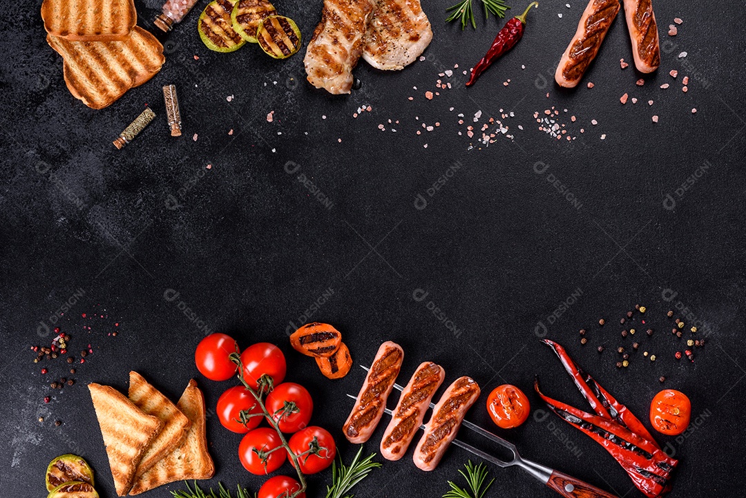 Saborosos enchidos frescos grelhados com legumes, especiarias e ervas. Foto do prato acabado em uma mesa de concreto escuro