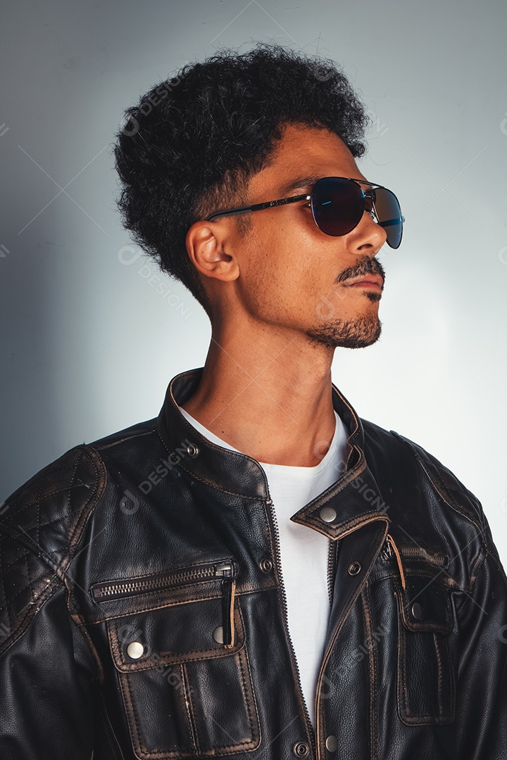 Homem bonito músico country negro com jaqueta de couro isolada