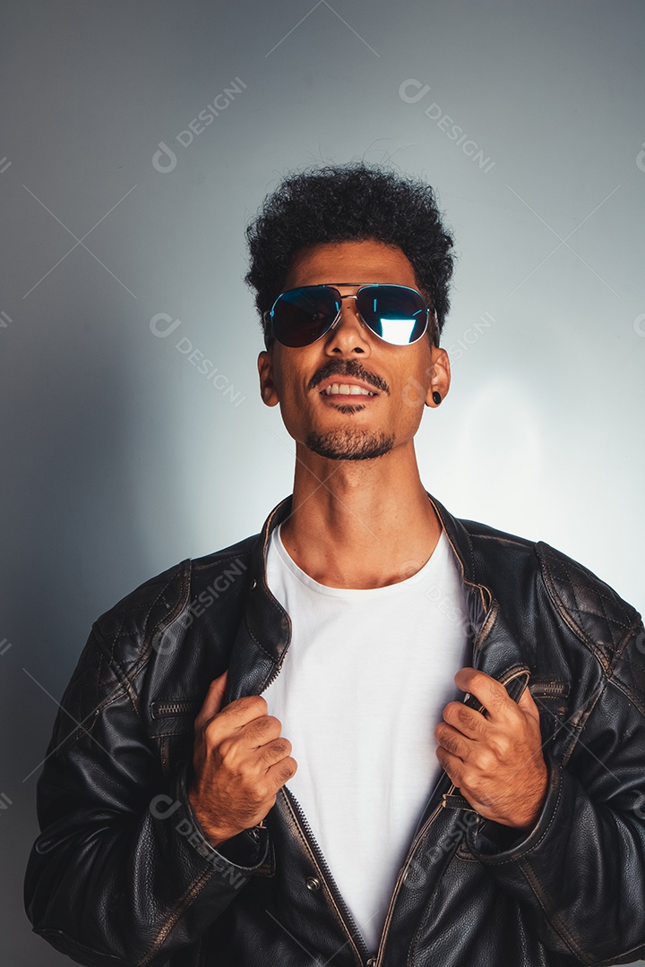 Homem jovem sobre fundo isolado usando jaqueta preta de couro