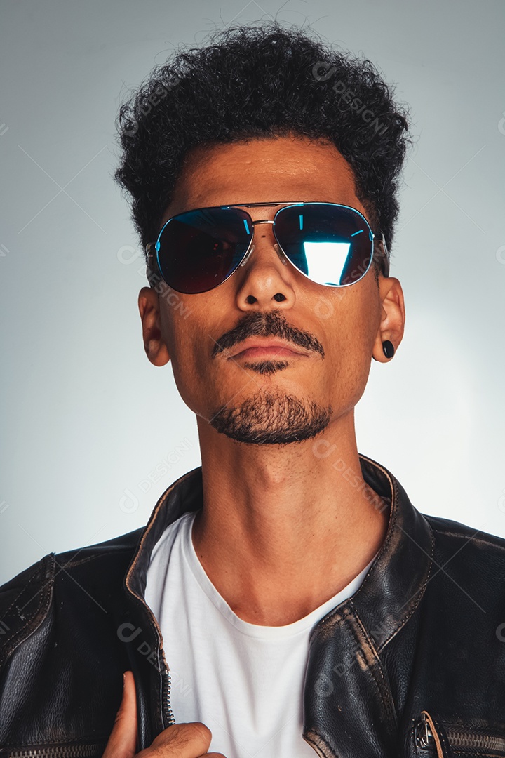 Homem jovem sobre fundo isolado usando jaqueta preta de couro