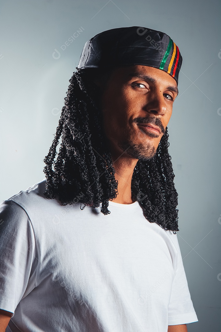 Homem jovem usando cabelo tranças sobre fundo isolado