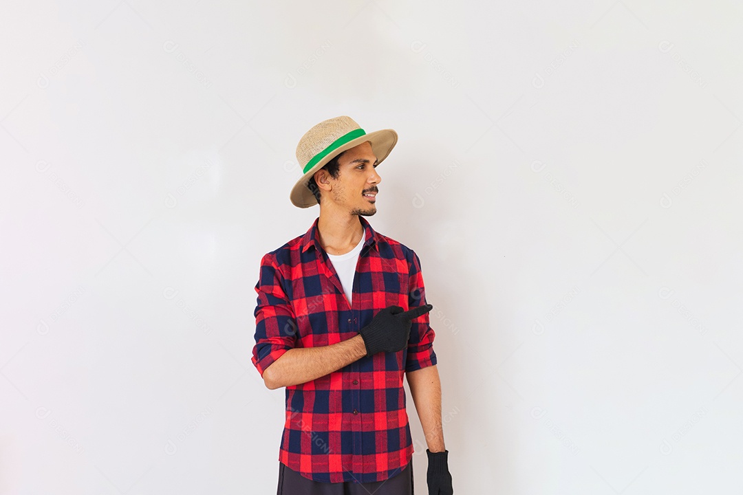 Homem jovem usando roupas típicas de São João sobre fundo isolado