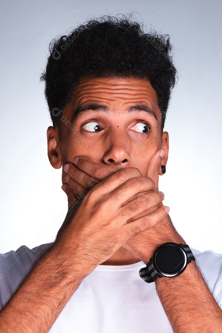 Retrato autêntico homem negro bonito fazendo expressões com camisa branca