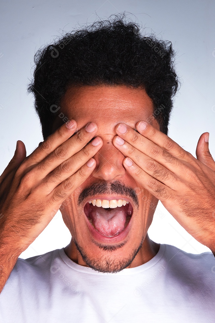 Homem jovem sobre fundo isolado