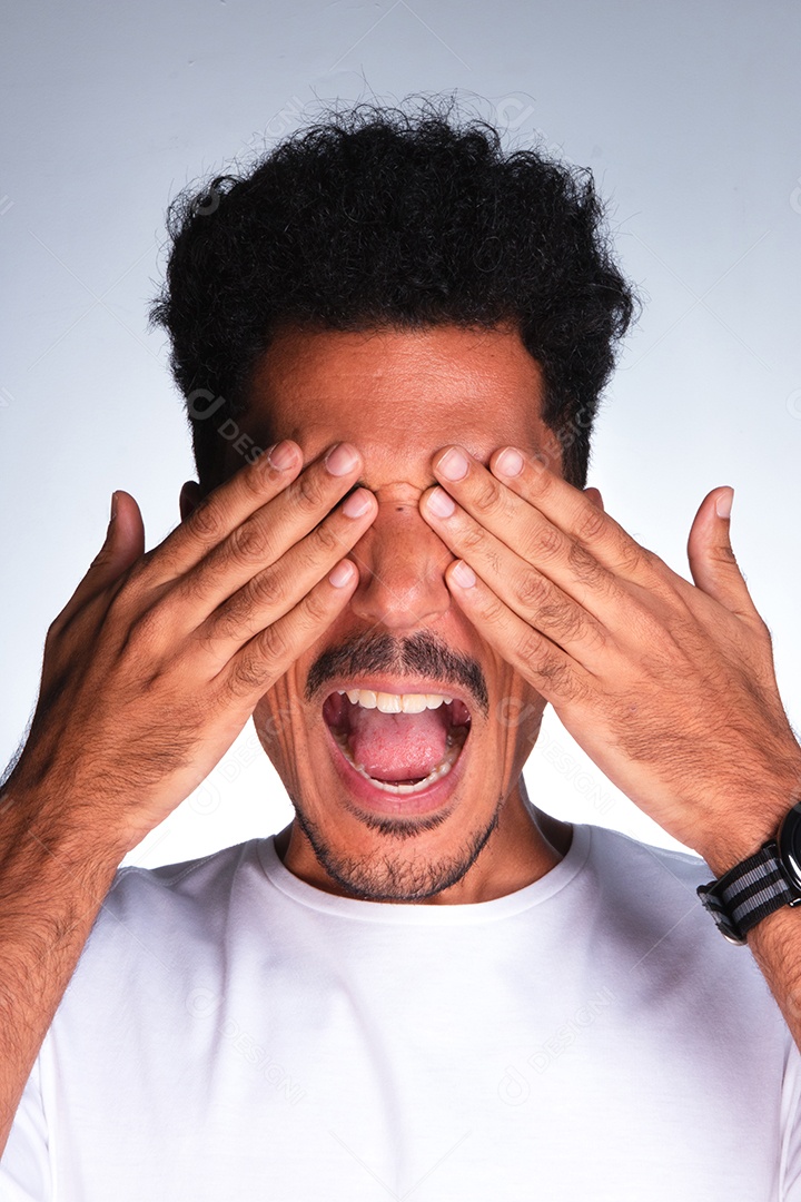 Homem jovem sobre fundo isolado