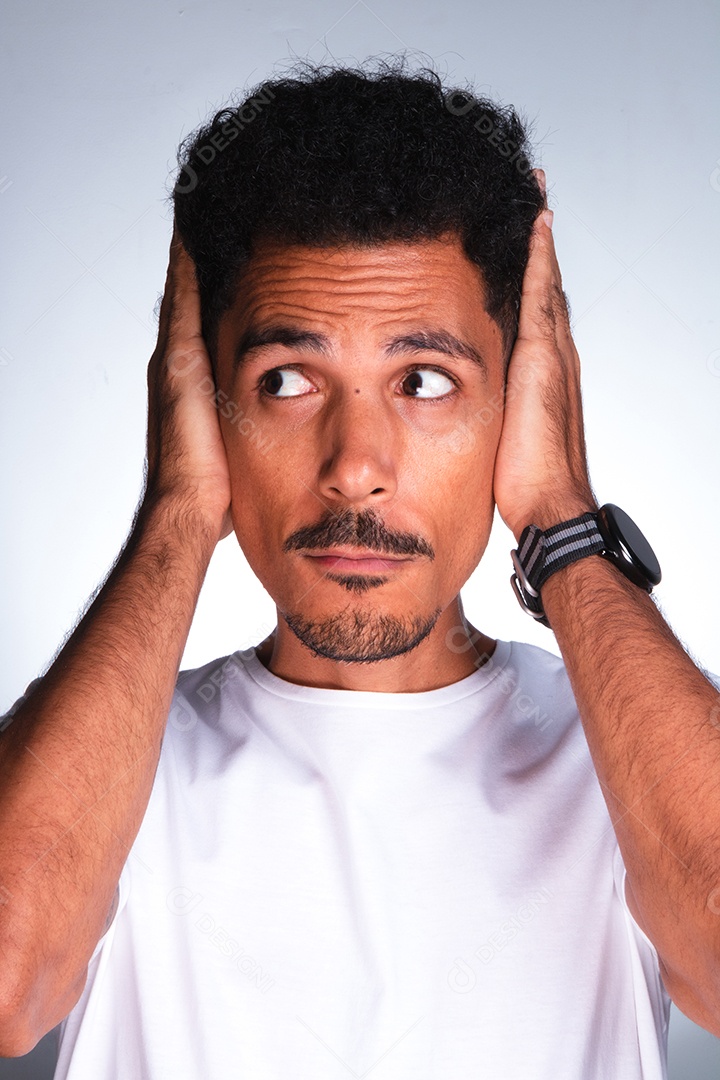 Homem jovem sobre fundo isolado