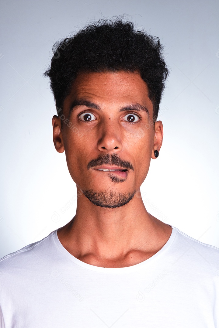 Homem jovem sobre fundo isolado